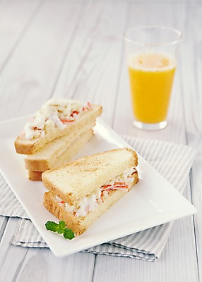 포토 JPG 스튜디오촬영 나무 접시 음료 음식 빵 잔 바닥 실내 샌드위치 사람없음 아웃포커스 주스 직물 천 심플 브런치 국내포토 식물 식기 촬영기법 내부 식사 파일형식