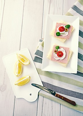 포토 JPG 스튜디오촬영 나무 접시 음식 빵 채소 과일 방울토마토 바닥 도마 실내 사람없음 하이앵글 줄무늬 직물 칼 애피타이저 천 레몬 카나페 올리브 햄 심플 브런치 플랫레이 국내포토 식물 식기 열매 뷰포인트 무늬 토마토 주방용품 서양음식 육류 내부 식사 플랫 파일형식