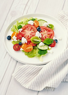 포토 JPG 스튜디오촬영 나무 접시 음식 토마토 채소 과일 방울토마토 치즈 바닥 실내 사람없음 줄무늬 샐러드 직물 양상추 천 블루베리 심플 브런치 국내포토 식물 식기 무늬 유제품 내부 식사 파일형식