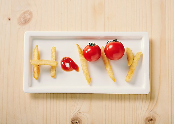 포토 JPG 스튜디오촬영 나무 접시 행복 음식 채소 방울토마토 바닥 패스트푸드 실내 사람없음 하이앵글 감자튀김 케첩 심플 브런치 플랫레이 국내포토 식물 식기 감정 뷰포인트 토마토 감자 내부 식사 튀김 소스_음식 플랫 인스턴트 파일형식