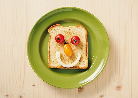 포토 JPG 스튜디오촬영 나무 접시 음식 빵 채소 방울토마토 양파 바닥 실내 사람없음 하이앵글 얼굴모양 심플 브런치 토스트 플랫레이 국내포토 모양 식물 식기 얼굴 뷰포인트 토마토 내부 식사 플랫 파일형식