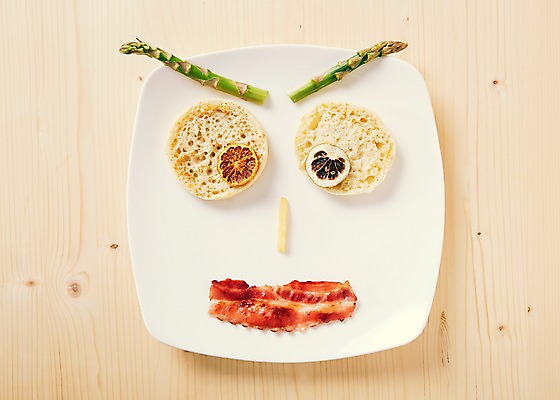 포토 JPG 스튜디오촬영 나무 접시 음식 빵 채소 바닥 실내 사람없음 하이앵글 레몬 얼굴모양 아스파라거스 심플 브런치 베이컨 플랫레이 국내포토 모양 식물 식기 얼굴 뷰포인트 과일 돼지고기 내부 식사 플랫 파일형식