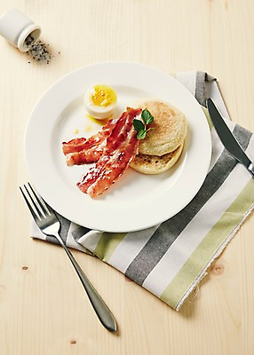 포토 JPG 스튜디오촬영 나무 식기 접시 음식 빵 포크 바닥 실내 사람없음 하이앵글 계란 줄무늬 직물 칼 천 심플 브런치 베이컨 후추 후추통 플랫레이 국내포토 식물 뷰포인트 무늬 돼지고기 내부 알 식사 플랫 향신료 양념통 파일형식