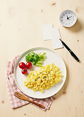 포토 JPG 스튜디오촬영 나무 접시 종이 음식 시계 포크 채소 방울토마토 바닥 실내 사람없음 하이앵글 펜 계란 직물 양상추 천 체크무늬 심플 브런치 스크램블 플랫레이 국내포토 식물 식기 뷰포인트 무늬 토마토 내부 필기구 알 식사 플랫 계란요리 파일형식