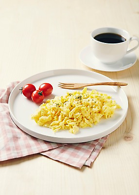 포토 JPG 스튜디오촬영 나무 접시 커피 음료 음식 포크 방울토마토 바닥 실내 사람없음 계란 직물 커피잔 천 체크무늬 심플 브런치 스크램블 국내포토 식물 식기 무늬 토마토 잔 내부 알 식사 계란요리 파일형식