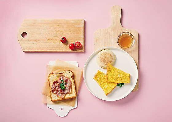 포토 JPG 스튜디오촬영 그릇 접시 음식 빵 채소 방울토마토 도마 실내 사람없음 하이앵글 심플 브런치 토스트 시럽 베이컨 플랫레이 국내포토 식기 뷰포인트 토마토 주방용품 돼지고기 내부 식사 플랫 파일형식