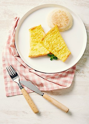 포토 JPG 스튜디오촬영 식기 접시 음식 빵 포크 실내 사람없음 하이앵글 직물 칼 천 체크무늬 심플 브런치 토스트 플랫레이 국내포토 뷰포인트 무늬 내부 식사 플랫 파일형식