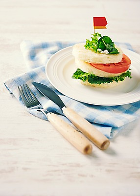 포토 JPG 스튜디오촬영 식기 접시 음식 빵 포크 토마토 채소 실내 샌드위치 사람없음 아웃포커스 직물 칼 천 심플 브런치 국내포토 촬영기법 내부 식사 파일형식