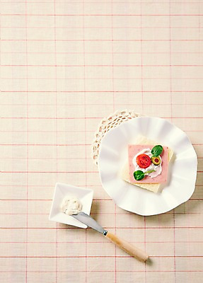 포토 JPG 스튜디오촬영 그릇 접시 음식 빵 채소 방울토마토 치즈 실내 사람없음 하이앵글 직물 칼 천 올리브 체크무늬 햄 심플 브런치 플랫레이 국내포토 식기 열매 뷰포인트 무늬 토마토 유제품 육류 내부 식사 플랫 파일형식