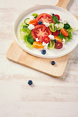 포토 식기 음식 토마토 채소 과일 주방용품 유제품 실내 내부 식사 파일형식 접시 브런치 샐러드 방울토마토 양상추 치즈 심플 블루베리 오이 사람없음 JPG 준비 신선 스튜디오촬영 국내포토 도마