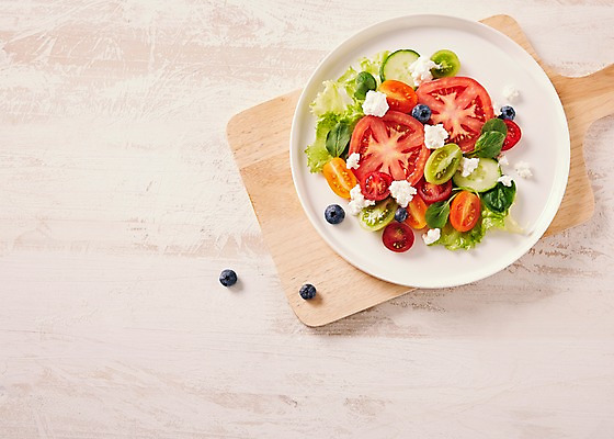 포토 JPG 스튜디오촬영 접시 음식 토마토 채소 과일 방울토마토 오이 치즈 도마 실내 사람없음 하이앵글 샐러드 신선 양상추 준비 블루베리 심플 브런치 플랫레이 국내포토 식기 뷰포인트 주방용품 유제품 내부 식사 플랫 파일형식