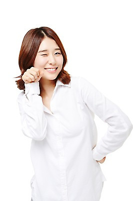 포토 JPG 스튜디오촬영 우먼라이프 라이프스타일 여자 허리손 포즈 모션 휴식 실내 윙크 한명 서기 미소 누끼 사람 동양인 정장 손짓 상반신 20대 성인 앞모습 캐주얼 활발 한국인 편안함 즐거움 여자만 여자한명만 성인여자만 청년만 청년여자만 성인한명만 청년여자한명만 성인여자한명만 성인만 국내포토 1 옷 감정 뷰포인트 컨셉 표정 인종 청년 내부 생활 감각 파일형식