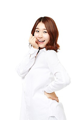 포토 JPG 스튜디오촬영 우먼라이프 라이프스타일 여자 허리손 포즈 셔츠 모션 휴식 실내 한명 서기 미소 누끼 사람 동양인 정장 손짓 상반신 20대 성인 옆모습 캐주얼 활발 한국인 편안함 즐거움 여자만 여자한명만 성인여자만 청년만 청년여자만 성인한명만 청년여자한명만 성인여자한명만 성인만 국내포토 1 옷 감정 뷰포인트 컨셉 상의 표정 인종 청년 내부 생활 감각 파일형식