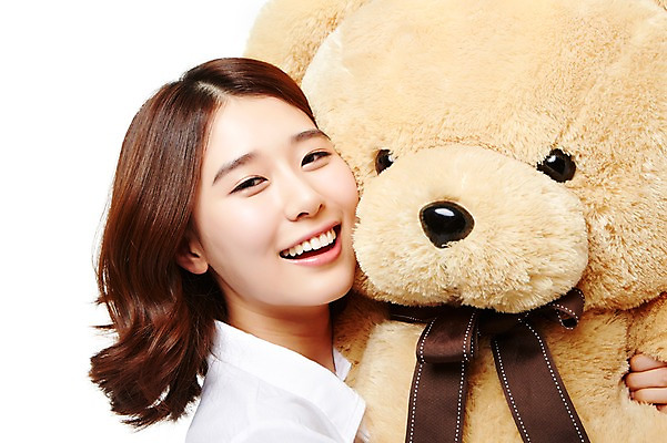 포토 JPG 스튜디오촬영 우먼라이프 라이프스타일 여자 포즈 셔츠 안기 모션 휴식 실내 한명 서기 미소 누끼 사람 동양인 정장 상반신 20대 성인 앞모습 캐주얼 활발 곰인형 한국인 편안함 즐거움 여자만 여자한명만 성인여자만 청년만 청년여자만 성인한명만 청년여자한명만 성인여자한명만 성인만 국내포토 1 옷 감정 인형 뷰포인트 컨셉 상의 표정 인종 청년 내부 생활 감각 파일형식