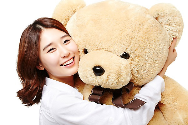 포토 JPG 스튜디오촬영 우먼라이프 라이프스타일 여자 포즈 셔츠 안기 모션 휴식 실내 한명 서기 미소 누끼 사람 동양인 정장 상반신 20대 성인 앞모습 캐주얼 활발 곰인형 한국인 편안함 즐거움 여자만 여자한명만 성인여자만 청년만 청년여자만 성인한명만 청년여자한명만 성인여자한명만 성인만 국내포토 1 옷 감정 인형 뷰포인트 컨셉 상의 표정 인종 청년 내부 생활 감각 파일형식