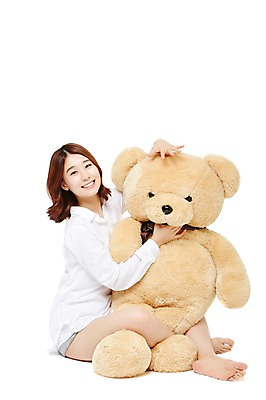 포토 JPG 스튜디오촬영 전신 우먼라이프 라이프스타일 여자 포즈 셔츠 안기 모션 휴식 실내 한명 미소 누끼 사람 앉기 동양인 정장 20대 성인 앞모습 캐주얼 활발 곰인형 한국인 편안함 즐거움 여자만 여자한명만 성인여자만 청년만 청년여자만 성인한명만 청년여자한명만 성인여자한명만 성인만 국내포토 1 옷 감정 인형 뷰포인트 컨셉 상의 표정 인종 청년 내부 생활 감각 파일형식