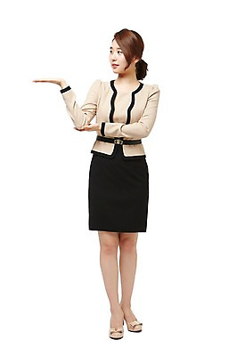 포토 JPG 스튜디오촬영 전신 응시 여자 비즈니스 모션 안내 실내 한명 서기 누끼 사람 동양인 정장 손짓 20대 성인 앞모습 한국인 비즈니스우먼 여자만 여자한명만 성인여자만 청년만 청년여자만 성인한명만 청년여자한명만 성인여자한명만 성인만 국내포토 1 시선 옷 뷰포인트 인종 청년 내부 직장인 파일형식