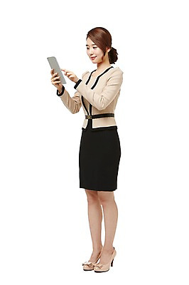 포토 JPG 스튜디오촬영 전신 여자 비즈니스 모션 실내 한명 서기 들기 누끼 사람 동양인 정장 20대 성인 옆모습 태블릿 터치 한국인 웹서핑 비즈니스우먼 여자만 여자한명만 성인여자만 청년만 청년여자만 성인한명만 청년여자한명만 성인여자한명만 성인만 국내포토 1 옷 뷰포인트 인종 청년 내부 전자제품 스마트기기 직장인 파일형식