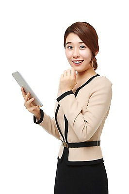 포토 JPG 스튜디오촬영 여자 비즈니스 모션 실내 한명 서기 미소 들기 누끼 사람 동양인 정장 손짓 상반신 20대 성인 옆모습 태블릿 한국인 웹서핑 비즈니스우먼 여자만 여자한명만 성인여자만 청년만 청년여자만 성인한명만 청년여자한명만 성인여자한명만 성인만 국내포토 1 옷 뷰포인트 표정 인종 청년 내부 전자제품 스마트기기 직장인 파일형식