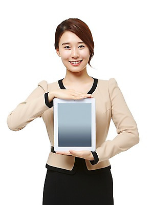 포토 JPG 스튜디오촬영 여자 비즈니스 모션 실내 한명 서기 미소 들기 누끼 사람 동양인 정장 상반신 20대 성인 앞모습 태블릿 한국인 비즈니스우먼 여자만 여자한명만 성인여자만 청년만 청년여자만 성인한명만 청년여자한명만 성인여자한명만 성인만 국내포토 1 옷 뷰포인트 표정 인종 청년 내부 전자제품 스마트기기 직장인 파일형식