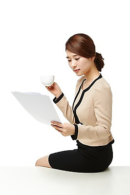 포토 JPG 스튜디오촬영 여자 커피 비즈니스 모션 탁자 실내 한명 들기 누끼 사람 앉기 동양인 정장 상반신 20대 성인 옆모습 한국인 비즈니스우먼 커피잔 문서 여자만 여자한명만 성인여자만 청년만 청년여자만 성인한명만 청년여자한명만 성인여자한명만 성인만 국내포토 1 옷 음료 뷰포인트 가구 잔 인종 청년 내부 직장인 파일형식