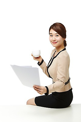 포토 JPG 스튜디오촬영 여자 비즈니스 모션 탁자 실내 한명 미소 들기 누끼 사람 앉기 동양인 정장 상반신 20대 성인 옆모습 한국인 비즈니스우먼 커피잔 문서 여자만 여자한명만 성인여자만 청년만 청년여자만 성인한명만 청년여자한명만 성인여자한명만 성인만 국내포토 1 옷 커피 뷰포인트 가구 잔 표정 인종 청년 내부 직장인 파일형식