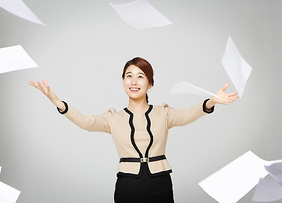 포토 JPG 스튜디오촬영 여자 비즈니스 모션 실내 한명 서기 미소 사람 동양인 정장 상반신 20대 성인 앞모습 한국인 비즈니스우먼 뿌리기 문서 여자만 여자한명만 성인여자만 청년만 청년여자만 성인한명만 청년여자한명만 성인여자한명만 성인만 국내포토 1 옷 뷰포인트 표정 인종 청년 내부 직장인 파일형식