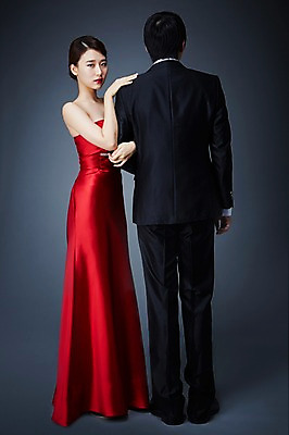 포토 JPG 스튜디오촬영 전신 드레스 여자 남자 모션 실내 서기 사람 동양인 정장 20대 성인 두명 앞모습 뒷모습 섹시 기댐 매력적 한국인 유혹 열정 정열 청년만 성인만 국내포토 옷 감정 뷰포인트 컨셉 인종 청년 내부 파일형식