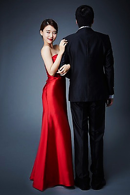 포토 JPG 스튜디오촬영 전신 드레스 여자 남자 모션 실내 서기 미소 사람 동양인 정장 20대 성인 두명 옆모습 뒷모습 섹시 기댐 매력적 한국인 유혹 열정 정열 청년만 성인만 국내포토 옷 감정 뷰포인트 컨셉 표정 인종 청년 내부 파일형식