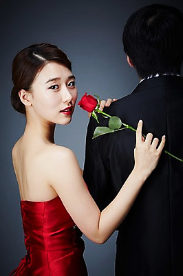 포토 JPG 스튜디오촬영 드레스 여자 남자 꽃 모션 실내 서기 들기 사람 동양인 정장 상반신 20대 성인 두명 뒷모습 섹시 장미 기댐 매력적 한국인 뒤돌아보기 유혹 열정 정열 청년만 성인만 국내포토 식물 옷 감정 뷰포인트 컨셉 인종 청년 내부 파일형식