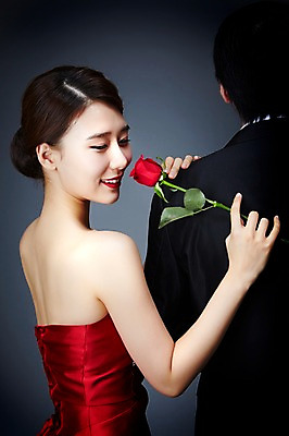 포토 JPG 스튜디오촬영 드레스 여자 남자 꽃 모션 실내 서기 미소 들기 사람 동양인 정장 상반신 20대 성인 두명 옆모습 뒷모습 섹시 장미 기댐 매력적 한국인 유혹 열정 정열 청년만 성인만 국내포토 식물 옷 감정 뷰포인트 컨셉 표정 인종 청년 내부 파일형식