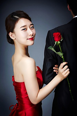 포토 JPG 스튜디오촬영 드레스 여자 남자 꽃 모션 실내 서기 미소 들기 사람 동양인 정장 상반신 20대 성인 두명 옆모습 뒷모습 섹시 장미 기댐 매력적 한국인 유혹 열정 정열 청년만 성인만 국내포토 식물 옷 감정 뷰포인트 컨셉 표정 인종 청년 내부 파일형식