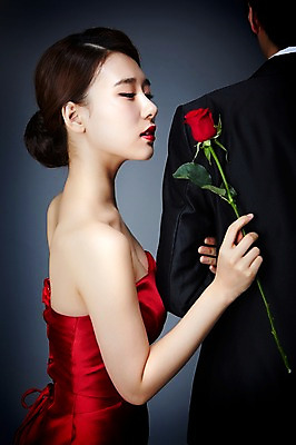 포토 JPG 스튜디오촬영 드레스 여자 남자 꽃 모션 실내 서기 들기 사람 동양인 정장 상반신 20대 성인 두명 옆모습 뒷모습 섹시 장미 기댐 매력적 한국인 유혹 열정 정열 청년만 성인만 국내포토 식물 옷 감정 뷰포인트 컨셉 인종 청년 내부 파일형식