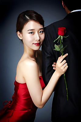 포토 JPG 스튜디오촬영 드레스 여자 남자 꽃 모션 실내 서기 미소 들기 사람 동양인 정장 상반신 20대 성인 두명 옆모습 뒷모습 섹시 장미 기댐 매력적 한국인 유혹 열정 정열 청년만 성인만 국내포토 식물 옷 감정 뷰포인트 컨셉 표정 인종 청년 내부 파일형식