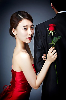 포토 JPG 스튜디오촬영 드레스 여자 남자 꽃 모션 실내 미소 들기 사람 동양인 정장 상반신 20대 성인 두명 옆모습 뒷모습 섹시 장미 기댐 매력적 한국인 유혹 열정 정열 청년만 성인만 국내포토 식물 옷 감정 뷰포인트 컨셉 표정 인종 청년 내부 파일형식