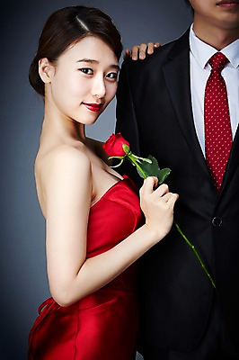 포토 JPG 스튜디오촬영 드레스 여자 남자 꽃 모션 실내 서기 미소 들기 사람 동양인 정장 상반신 20대 성인 두명 앞모습 옆모습 섹시 장미 기댐 매력적 한국인 유혹 열정 정열 청년만 성인만 국내포토 식물 옷 감정 뷰포인트 컨셉 표정 인종 청년 내부 파일형식