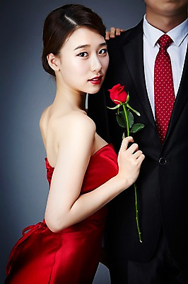 포토 JPG 스튜디오촬영 드레스 여자 남자 꽃 모션 실내 서기 들기 사람 동양인 정장 상반신 20대 성인 두명 앞모습 옆모습 섹시 장미 기댐 매력적 한국인 유혹 열정 정열 청년만 성인만 국내포토 식물 옷 감정 뷰포인트 컨셉 인종 청년 내부 파일형식