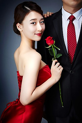 포토 JPG 스튜디오촬영 드레스 여자 남자 꽃 모션 실내 서기 미소 들기 사람 동양인 정장 상반신 20대 성인 두명 앞모습 옆모습 섹시 장미 기댐 매력적 한국인 유혹 열정 정열 청년만 성인만 국내포토 식물 옷 감정 뷰포인트 컨셉 표정 인종 청년 내부 파일형식