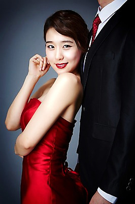 포토 JPG 스튜디오촬영 드레스 여자 남자 모션 실내 서기 미소 사람 동양인 정장 손짓 상반신 20대 성인 두명 옆모습 섹시 기댐 매력적 한국인 유혹 열정 정열 청년만 성인만 국내포토 옷 감정 뷰포인트 컨셉 표정 인종 청년 내부 파일형식