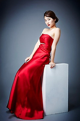 포토 JPG 스튜디오촬영 전신 드레스 여자 포즈 모션 실내 한명 사람 앉기 동양인 20대 성인 앞모습 섹시 매력적 한국인 유혹 열정 정열 여자만 여자한명만 성인여자만 청년만 청년여자만 성인한명만 청년여자한명만 성인여자한명만 성인만 국내포토 1 옷 감정 뷰포인트 컨셉 인종 청년 내부 파일형식