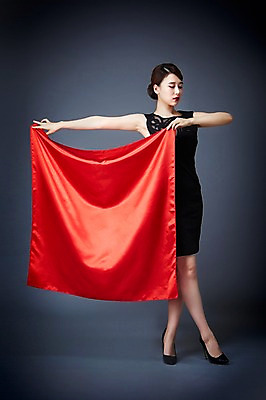 포토 JPG 스튜디오촬영 전신 드레스 여자 포즈 모션 실내 한명 서기 들기 사람 동양인 20대 성인 앞모습 섹시 매력적 한국인 유혹 천 열정 정열 여자만 여자한명만 성인여자만 청년만 청년여자만 성인한명만 청년여자한명만 성인여자한명만 성인만 국내포토 1 옷 감정 뷰포인트 컨셉 인종 청년 내부 직물 파일형식