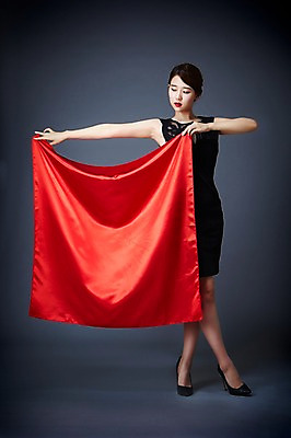 포토 JPG 스튜디오촬영 전신 드레스 여자 포즈 모션 실내 한명 서기 들기 사람 동양인 20대 성인 앞모습 섹시 매력적 한국인 유혹 천 열정 정열 여자만 여자한명만 성인여자만 청년만 청년여자만 성인한명만 청년여자한명만 성인여자한명만 성인만 국내포토 1 옷 감정 뷰포인트 컨셉 인종 청년 내부 직물 파일형식