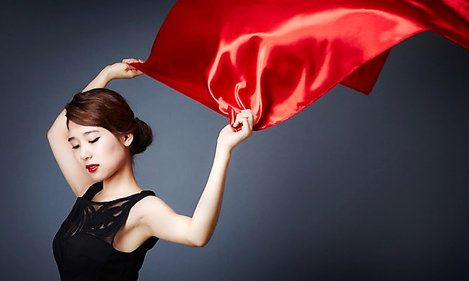 포토 JPG 스튜디오촬영 드레스 여자 포즈 모션 날리기 바람 실내 한명 서기 들기 사람 동양인 상반신 20대 성인 옆모습 섹시 매력적 한국인 유혹 천 열정 정열 여자만 여자한명만 성인여자만 청년만 청년여자만 성인한명만 청년여자한명만 성인여자한명만 성인만 국내포토 자연요소 1 옷 감정 뷰포인트 컨셉 날씨 인종 청년 내부 직물 파일형식