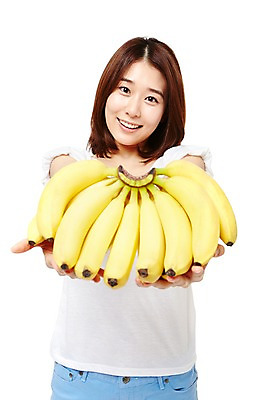 포토 JPG 스튜디오촬영 웰빙 여자 음식 다이어트 과일 모션 바나나 실내 건강 한명 서기 미소 들기 누끼 사람 동양인 상반신 20대 성인 앞모습 캐주얼 한국인 여자만 여자한명만 성인여자만 청년만 청년여자만 성인한명만 청년여자한명만 성인여자한명만 성인만 국내포토 1 옷 뷰포인트 표정 인종 청년 내부 파일형식