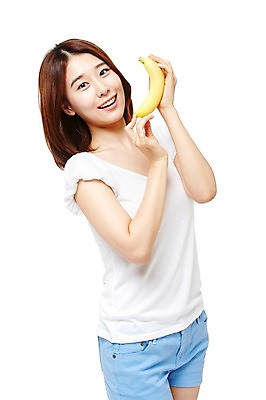 포토 JPG 스튜디오촬영 웰빙 여자 음식 다이어트 과일 모션 바나나 실내 건강 한명 서기 미소 들기 누끼 사람 동양인 상반신 20대 성인 앞모습 캐주얼 한국인 여자만 여자한명만 성인여자만 청년만 청년여자만 성인한명만 청년여자한명만 성인여자한명만 성인만 국내포토 1 옷 뷰포인트 표정 인종 청년 내부 파일형식