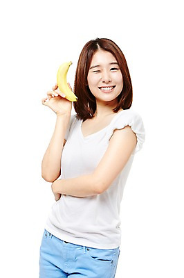 포토 JPG 스튜디오촬영 웰빙 여자 음식 다이어트 과일 모션 바나나 실내 건강 윙크 한명 서기 미소 들기 누끼 사람 동양인 상반신 20대 성인 앞모습 캐주얼 한국인 여자만 여자한명만 성인여자만 청년만 청년여자만 성인한명만 청년여자한명만 성인여자한명만 성인만 국내포토 1 옷 뷰포인트 표정 인종 청년 내부 파일형식