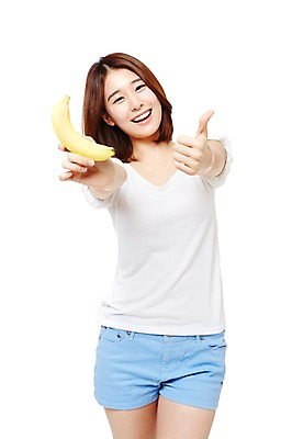 포토 JPG 스튜디오촬영 웰빙 여자 음식 다이어트 과일 모션 바나나 실내 건강 한명 서기 미소 들기 누끼 사람 동양인 손짓 상반신 20대 성인 앞모습 캐주얼 한국인 엄지손가락 최고 여자만 여자한명만 성인여자만 청년만 청년여자만 성인한명만 청년여자한명만 성인여자한명만 성인만 국내포토 1 옷 뷰포인트 손가락 표정 인종 청년 내부 파일형식