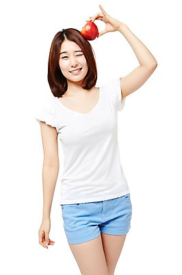 포토 JPG 스튜디오촬영 웰빙 여자 음식 다이어트 과일 모션 실내 건강 윙크 한명 서기 미소 들기 누끼 사람 동양인 상반신 20대 성인 앞모습 캐주얼 한국인 사과 여자만 여자한명만 성인여자만 청년만 청년여자만 성인한명만 청년여자한명만 성인여자한명만 성인만 국내포토 1 옷 뷰포인트 표정 인종 청년 내부 파일형식
