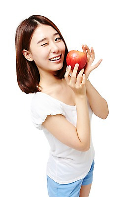 포토 JPG 스튜디오촬영 웰빙 여자 음식 다이어트 과일 모션 실내 건강 윙크 한명 서기 미소 들기 누끼 사람 동양인 상반신 20대 성인 옆모습 캐주얼 한국인 사과 여자만 여자한명만 성인여자만 청년만 청년여자만 성인한명만 청년여자한명만 성인여자한명만 성인만 국내포토 1 옷 뷰포인트 표정 인종 청년 내부 파일형식