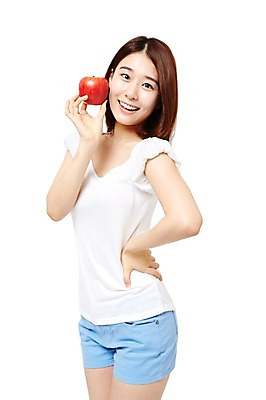 포토 JPG 스튜디오촬영 웰빙 여자 음식 허리손 다이어트 과일 모션 실내 건강 한명 서기 미소 들기 누끼 사람 동양인 상반신 20대 성인 앞모습 캐주얼 한국인 사과 여자만 여자한명만 성인여자만 청년만 청년여자만 성인한명만 청년여자한명만 성인여자한명만 성인만 국내포토 1 옷 뷰포인트 포즈 표정 인종 청년 내부 파일형식